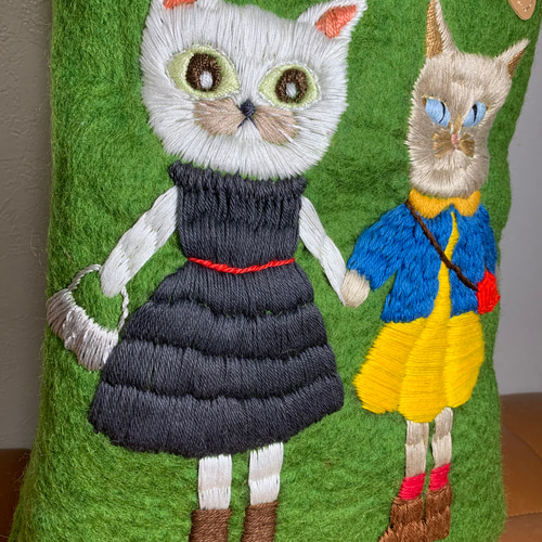 お出かけ猫さん刺繍　羊毛フェルト生地のポーチ お出かけ猫さん刺繍 羊毛フェルト生地のポーチ