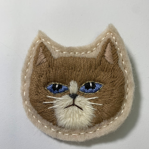 羊毛フェルト生地の猫さんブローチ ブローチ はなひなこ 通販｜Creema 