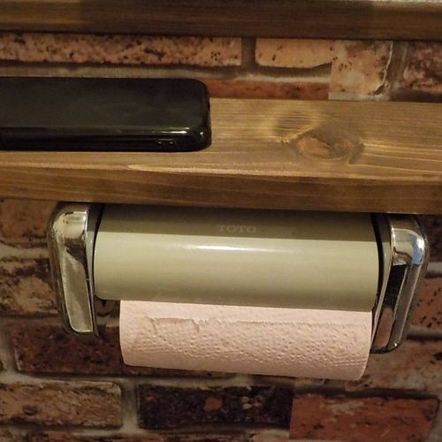 トイレットペーパーホルダー　携帯置き カワジュンの棚付きペーパーホルダーが「トイレでスマホちょい