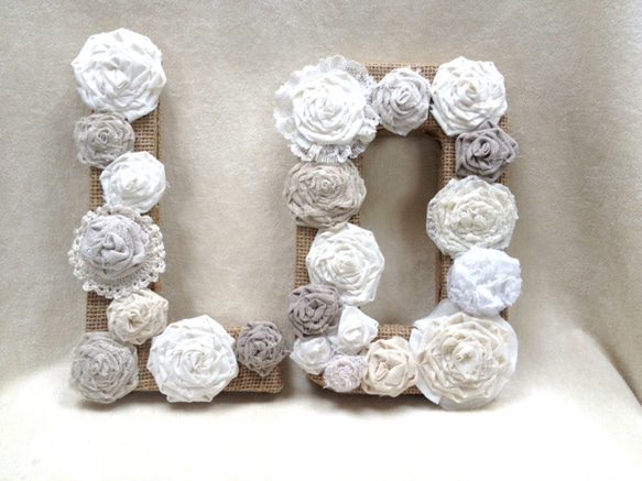 ウェディング　ウェルカム モノグラム　LOVE　オフホワイト　クリーム色のコットン　リネンの手作りの花　ナチュラル素材　 2枚目の画像
