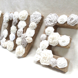 ウェディング　ウェルカム モノグラム　LOVE　オフホワイト　クリーム色のコットン　リネンの手作りの花　ナチュラル素材　 4枚目の画像