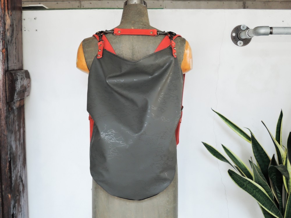 【nil】神戸 レザー＆PU カモ柄 大容量リュック A4収納可  チャコールグレー×レッド nl-003dp