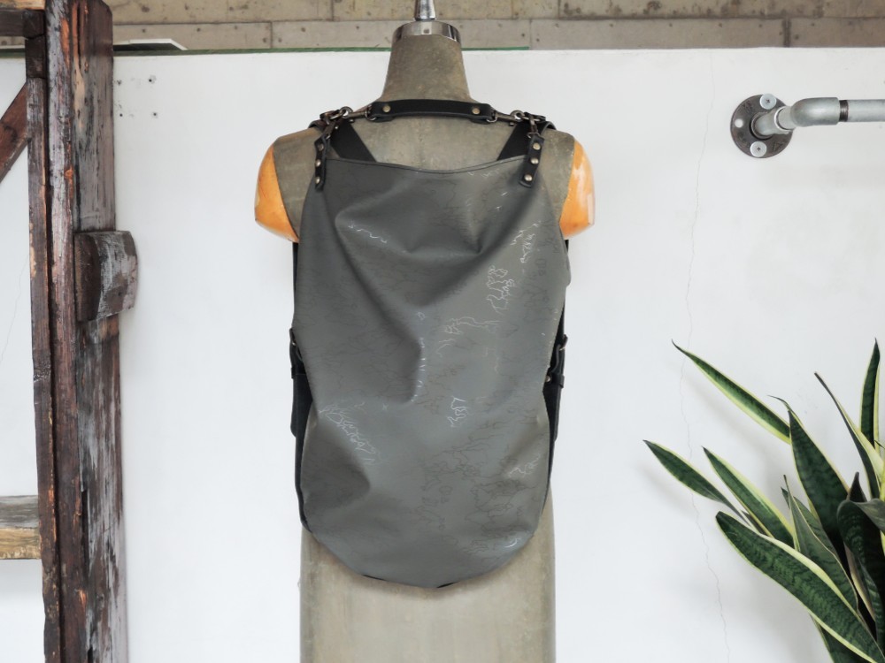 【nil】神戸 レザー＆PU カモ柄 大容量リュック A4収納可 チャコールグレー×ブラック nl-003dp