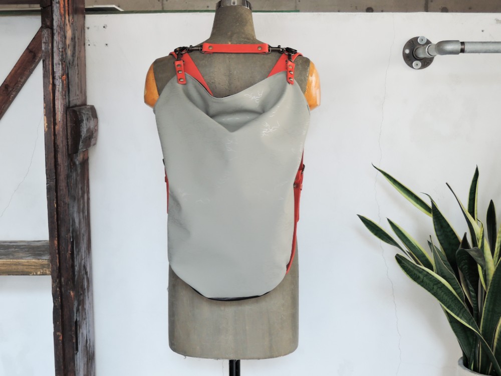 【nil】神戸 レザー＆PU カモ柄 大容量リュック A4収納可 ライトグレー×レッド nl-003dp