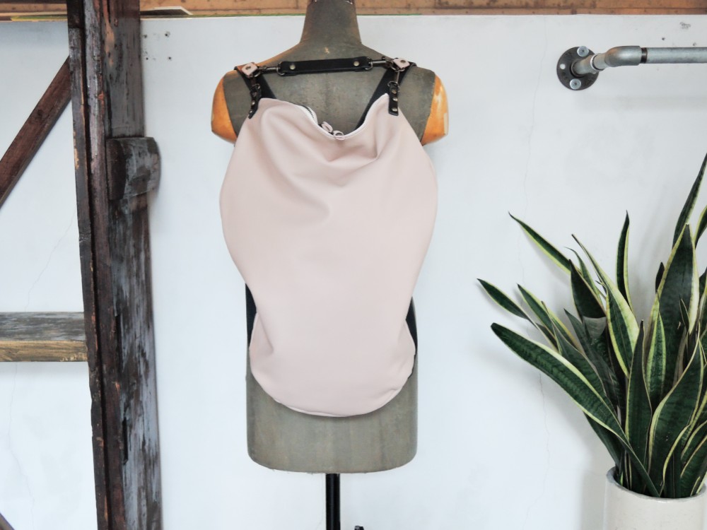 【nil 】神戸 レザー 大容量リュック 通学通勤 A4収納可 ピンクベージュ×ブラック nl-003