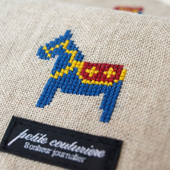 クロスステッチ刺繍・ダーラナへストのポケットティッシュケース（あお） 2枚目の画像