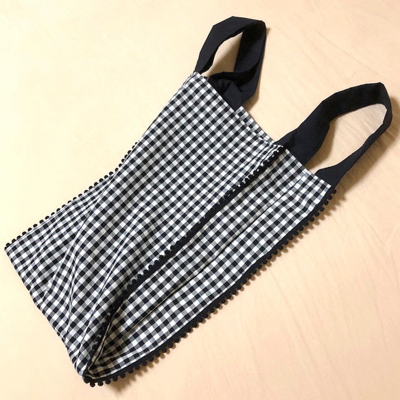 大きめレジ袋のカタチを模した普段使いのマイバッグ兼エコバッグ「チェックとポンポンの白と黒」 2枚目の画像