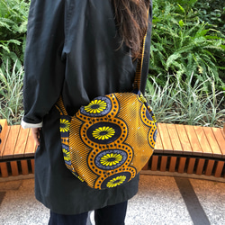 一点物⭐️さし色アイテム✨人気のアフリカ布（カンガ）を使用‼️大容量＆超軽量❗️「オレンジと黄色の３wayバッグ」 4枚目の画像