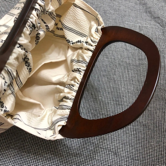 一点物⭐︎本場筑前博多織の幅広の「シルクの帯でお作りした昭和感満載の木製持ち手の手提げカバン」 3枚目の画像