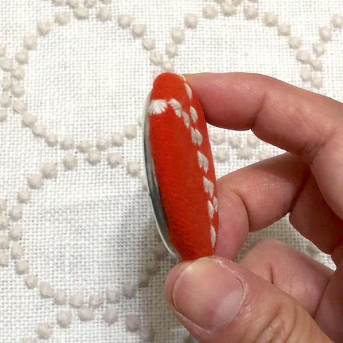 mina 時代の木製の鳥ブローチ