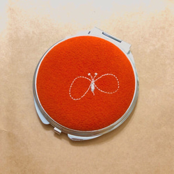 一点物⭐️ミナペルホネンの人気柄chouchoでお作りしたコンパクトミラー（朱赤・丸型） 1枚目の画像