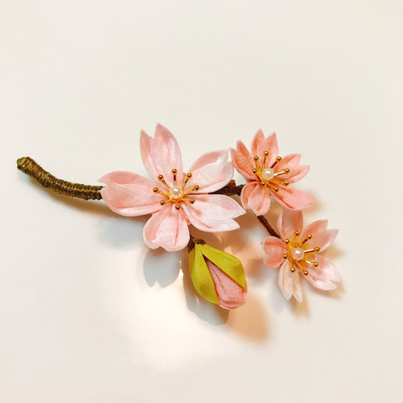 つまみ細工＊桜の小枝ブローチ　卒業　入学　お花見 1枚目の画像