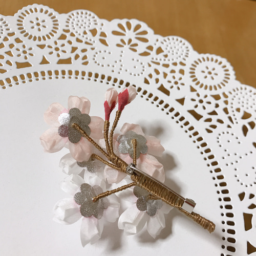 つまみ細工の羽二重桜ブローチ ブローチ つまみ細工 ののくら