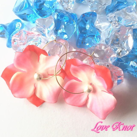 [Love Knot]花びらとコットンパールのフープピアス 1枚目の画像