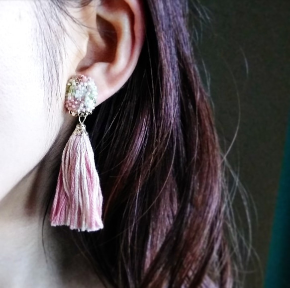 〔medium★〕palepink & lightgreen ×  cheekpink longtassel＊earri 2枚目の画像