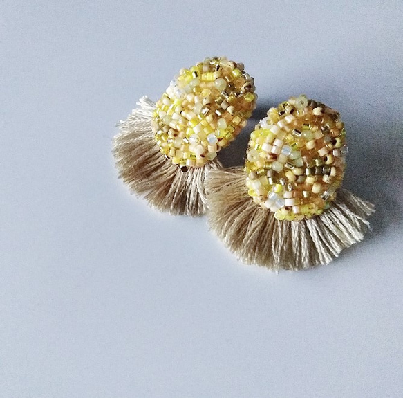 dandelion yellow × sprout green  × light khaki tassel＊earrin 1枚目の画像