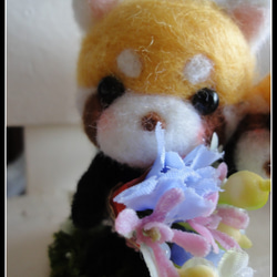 ＊花束を持ったレッサーパンダの親子　　置物＊ 2枚目の画像