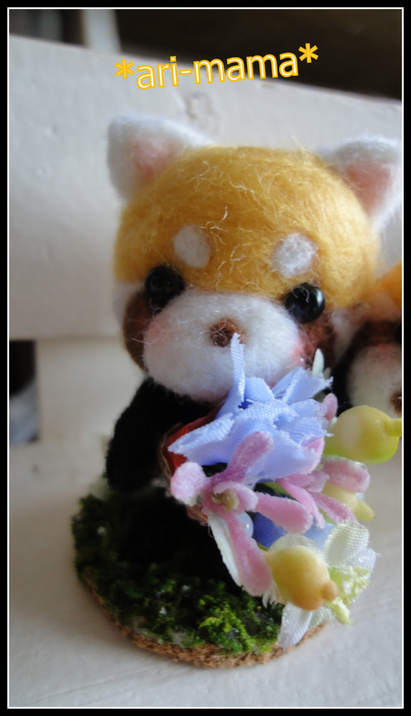 ＊花束を持ったレッサーパンダの親子　　置物＊ 2枚目の画像