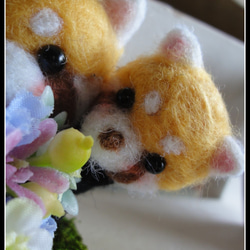 ＊花束を持ったレッサーパンダの親子　　置物＊ 3枚目の画像