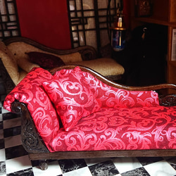 ドール用 赤い布のカウチソファ 2枚目の画像