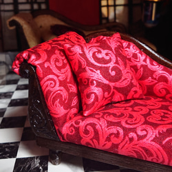 ドール用 赤い布のカウチソファ 4枚目の画像