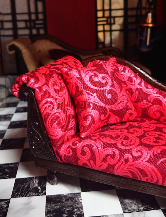 ドール用 赤い布のカウチソファ 4枚目の画像