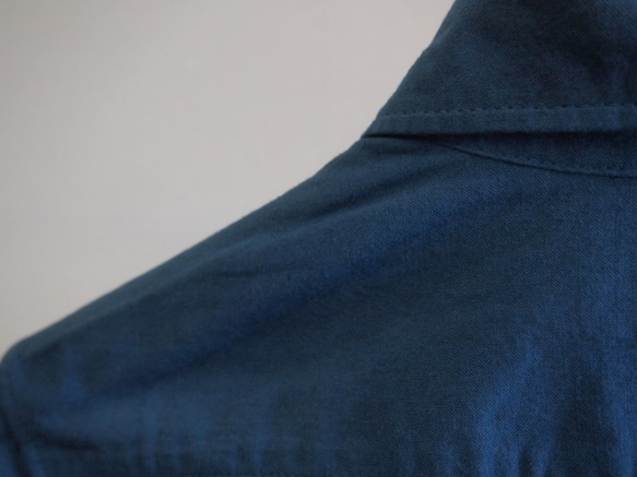 ＜ツムギラボ＞サンプル販売 知多木綿 名古屋黒紋付染 レギュラーカラー シャツ 鉄紺 4枚目の画像