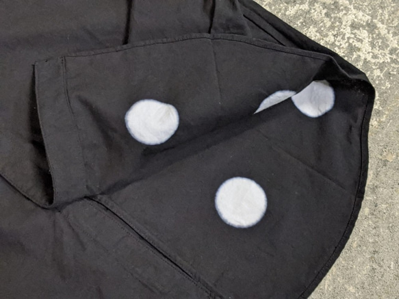 Wakeari M尺寸&lt;赤塔棉織物x名古屋黑c染色&gt;白圈（大點）設計襯衫 第3張的照片