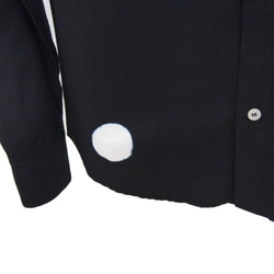<Mサイズ> 日本の黒染めシャツ　伝統工芸名古屋黒紋付染による 黒白丸型抜き by ツムギラボ 3枚目の画像