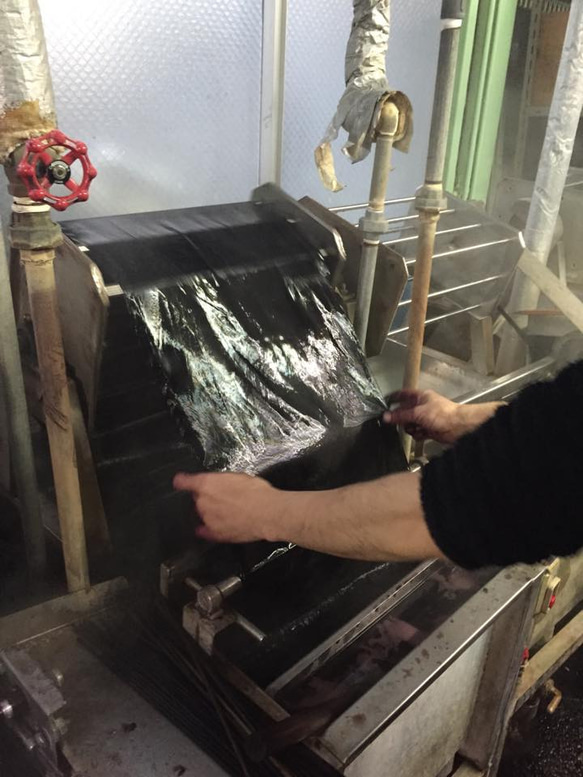 <Mサイズ> 日本の黒染めシャツ　伝統工芸名古屋黒紋付染による 黒染め by ツムギラボ 5枚目の画像