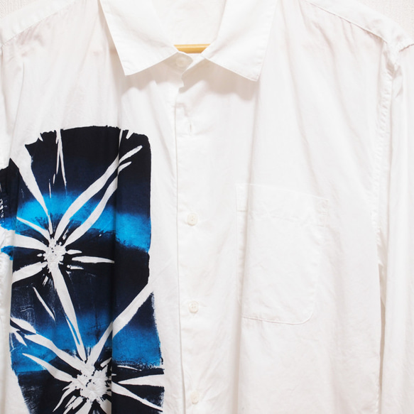 <Lサイズ>由日本傳統手工藝超大襯衫蜘蛛停手褶印由Tsumugirabo染色 第3張的照片