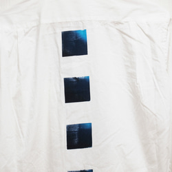 <Mサイズ> 伝統工芸職人による染め オーバーサイズシャツ　スクエアハンドプリーツプリンティング　by ツムギラボ 2枚目の画像
