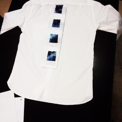 <Mサイズ> 伝統工芸職人による染め オーバーサイズシャツ　スクエアハンドプリーツプリンティング　by ツムギラボ 4枚目の画像