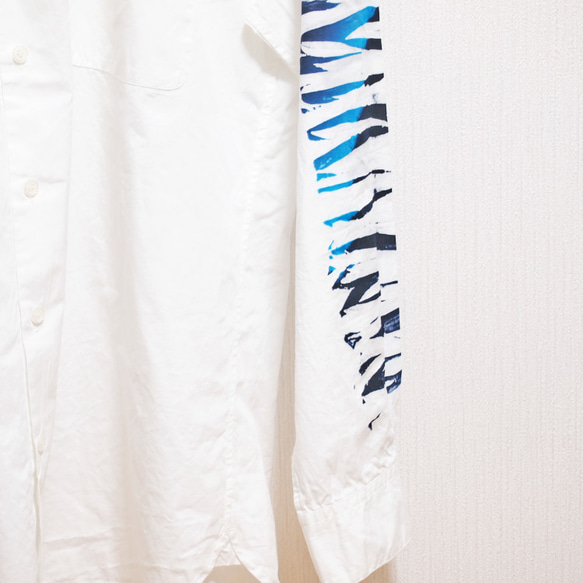<Lサイズ> 伝統工芸職人による染め オーバーサイズシャツ　サイドラインハンドプリーツプリンティング　by ツムギラボ 2枚目の画像