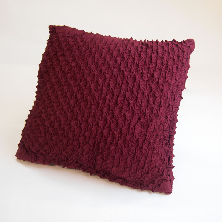 ユニーク×伝統工芸　インテリアアクセントになる有松絞り生地を使用したクモ絞り加工クッション ワイン by ツムギラボ