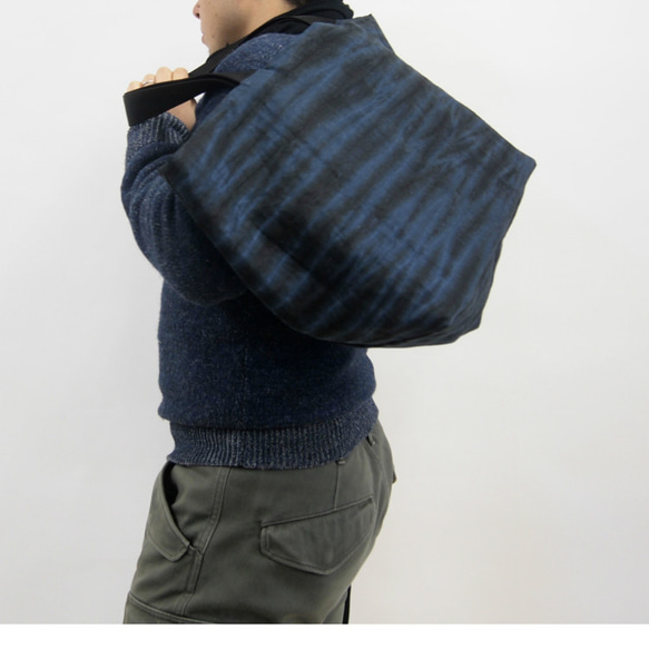 トートバッグ×有松絞り　日本の伝統工芸を使った表地とビビッドカラー帆布の組み合わせ　ネイビー×レッド　byツムギラボ 4枚目の画像