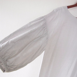 <レディースサイズ>有松絞り　鎧段絞り染め　シャンブレー生地　日本製ワンピース　ライトグレー 3枚目の画像