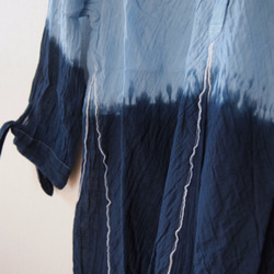 &lt;女裝M尺寸&gt;（光圈大帽）傳統工藝×深藍色的紮染上衣皺設計長上衣 第2張的照片