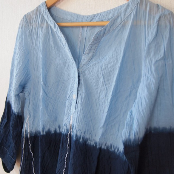 &lt;女裝M尺寸&gt;（光圈大帽）傳統工藝×深藍色的紮染上衣皺設計長上衣 第3張的照片