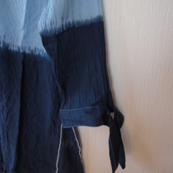 &lt;女裝M尺寸&gt;（光圈大帽）傳統工藝×深藍色的紮染上衣皺設計長上衣 第4張的照片