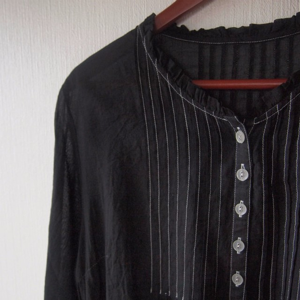 &lt;尺碼&gt;染成黑色七分袖棉絲綢上衣傳統工藝工匠用一隻手染1 第2張的照片