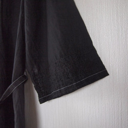 &lt;尺碼&gt;染成黑色七分袖棉絲綢上衣傳統工藝工匠用一隻手染1 第3張的照片