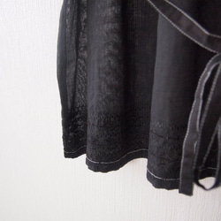 &lt;尺碼&gt;染成黑色七分袖棉絲綢上衣傳統工藝工匠用一隻手染1 第4張的照片