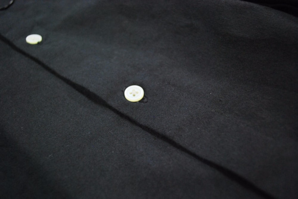 知多木綿×名古屋黒紋付染 日本の黒染めシャツ マックロ 綿100%レギュラーカラー 6枚目の画像