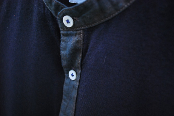 <M>鐵藏青色染成日本製造×有松虹膜細磨砂帶領襯衫 第4張的照片