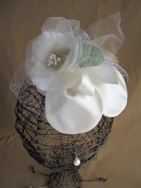 シルクフラワーサテンリーフリボンヘッドコサージュ 受注制作品