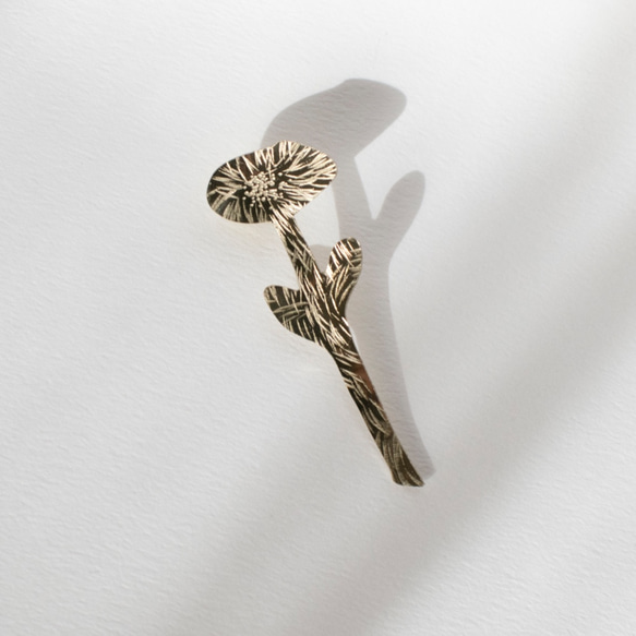 真鍮ピンブローチ「一輪の花」 1枚目の画像