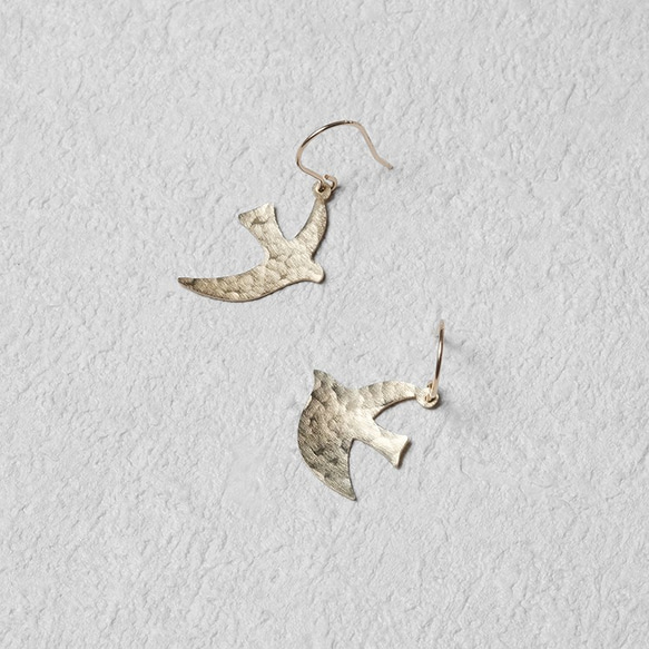マドノトリ -飛び舞う- / 真鍮ピアス 1枚目の画像