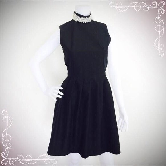 クラシックネック ビジューワンピース