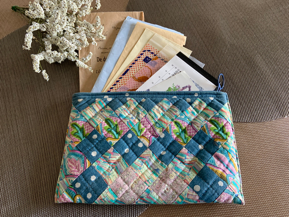新色追加ஐ贈り物にも♡パッチワークキルトポーチ【Hyakumanen Bag】スクエアステッチ 8枚目の画像